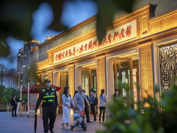 为总理外衣提供文物保护的展柜,联康展柜厂家备案荣幸。