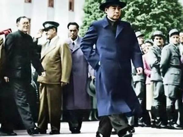 为总理外衣提供文物保护的展柜,联康展柜厂家备案荣幸。