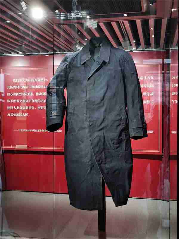 为总理外衣提供文物保护的展柜,联康展柜厂家备案荣幸。